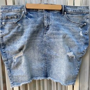 Torrid Women’s Denim Mini Skirt Blue Medium Wash Rips Distressed Size 24